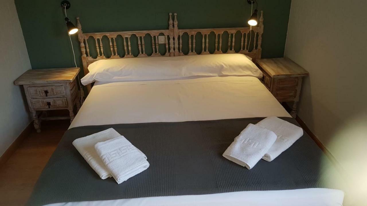 Hostal Becerril Becerril de la Sierra Bagian luar foto