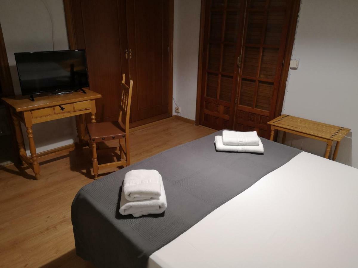 Hostal Becerril Becerril de la Sierra Bagian luar foto