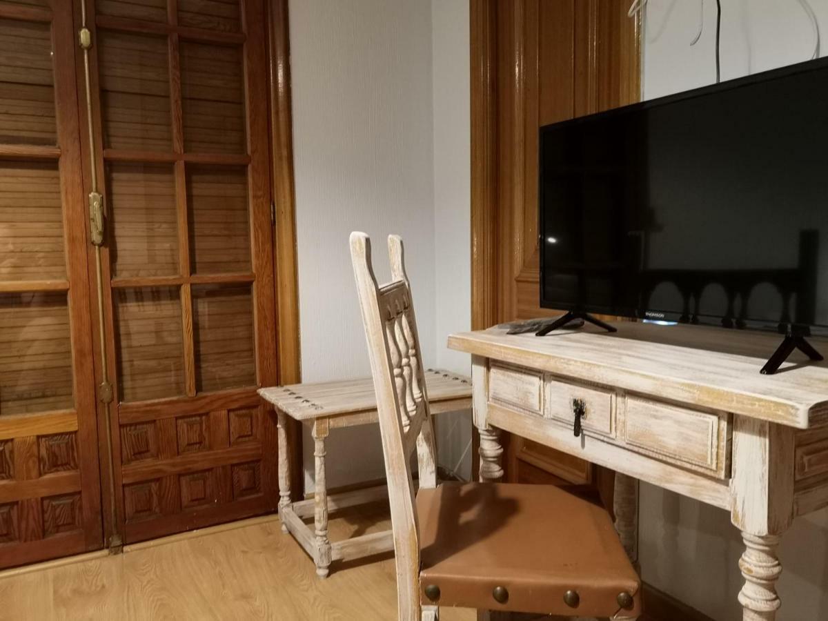 Hostal Becerril Becerril de la Sierra Bagian luar foto