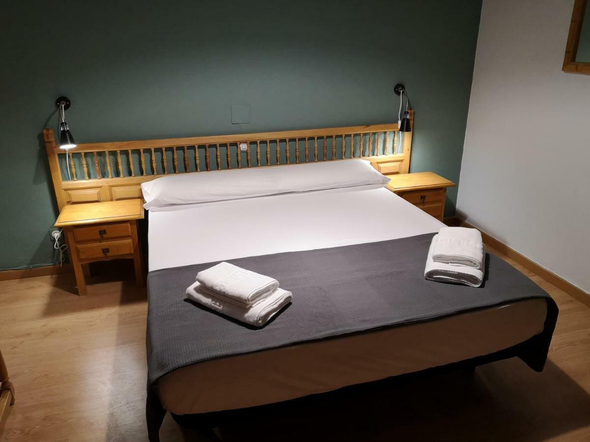 Hostal Becerril Becerril de la Sierra Bagian luar foto