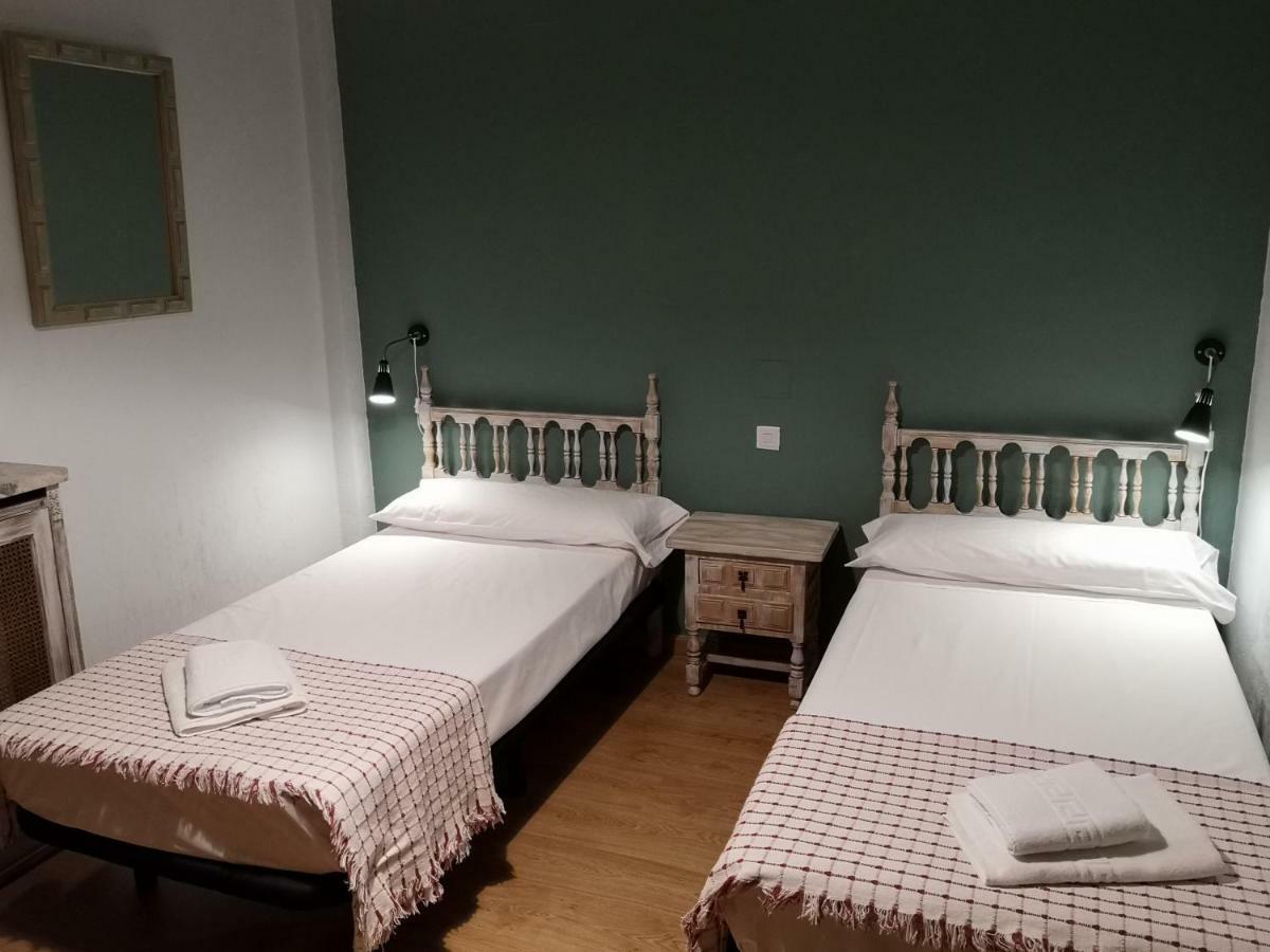 Hostal Becerril Becerril de la Sierra Bagian luar foto